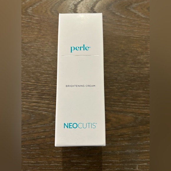 Neocutis Perle. Highlights Minimizes dark spots Creates an even tone and texture - Picture 4 of 9